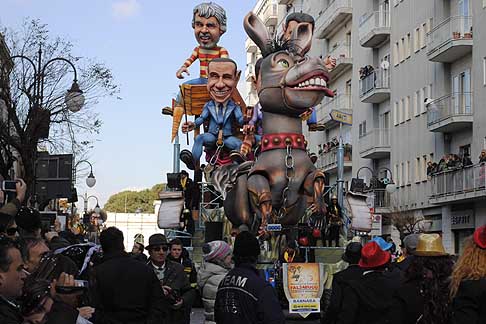 Carri Allegorici di Putignano - Superbia - Poco Ingombrante ma... Pesante, Pesante Pesante al Carnevale di Putignano 2015